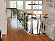 Деревянная лестница с кованными перилами