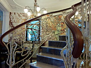 Кованная лестница с деревянными ступенями фото