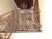 Кованная лестница в доме на второй